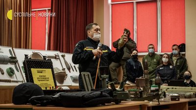 У Києві рятувальники та правоохоронці навчають школярів мінної безпеки У Києві рятувальники та правоохоронці навчають школярів мінної безпеки
