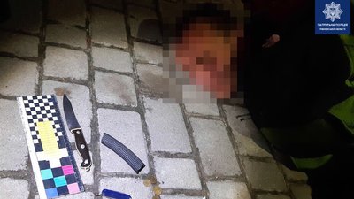 Копи силоміць затримали чоловіка, який поранив рівнянина ножем
