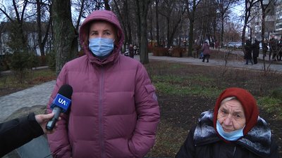 Житомиряни з лампадками та квітами прийшли вшанувати пам'ять жертв голодоморів Житомиряни з лампадками та квітами прийшли вшанувати пам'ять жертв голодоморів