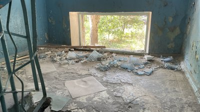 "Вибиті 18 вікон, розбиті двоє дверей, є пошкодження на подвір’ї": очевидці про обстріл дитячого садка у Херсоні "Вибиті 18 вікон, розбиті двоє дверей, є пошкодження на подвір’ї": очевидці про обстріл дитячого садка у Херсоні