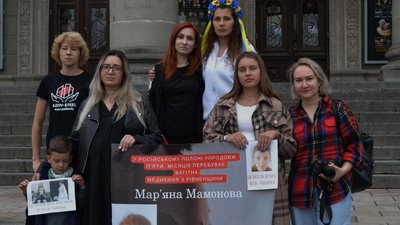 Олена Біла разом з іншими учасницями акції на підтримку полонених