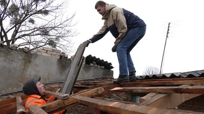 Роман Пилипчук ремонтує дах