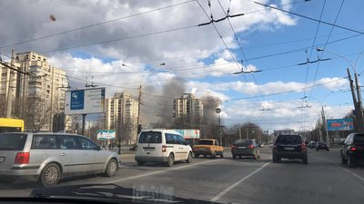 Очерет горить біля озера Чеха у Сумах Очерет горить біля озера Чеха у Сумах