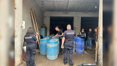 У Чернігові поліцейські ліквідували підпільний цех та вилучили понад 11 тонн етилового спирту У Чернігові поліцейські ліквідували підпільний цех та вилучили понад 11 тонн етилового спирту