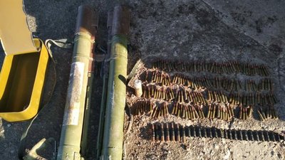 На Донеччині виявили схованку зі зброєю та боєприпасами. ФОТО На Донеччині виявили схованку зі зброєю та боєприпасами. ФОТО
