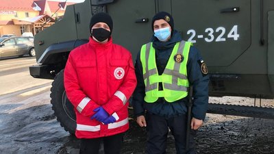 "Для діток ми – супергерої". Як працюють студенти-медики на блокпостах Прикарпаття