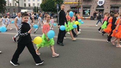 На святкову ходу в центрі Луцька вийшло майже 3 тисячі дітей На святкову ходу в центрі Луцька вийшло майже 3 тисячі дітей