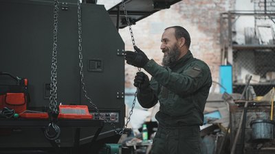 Військовий ремонтує авто на Харківщині за допомогою мобільної майстерні