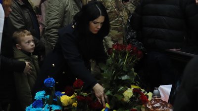 У Бовшеві на Франківщині попрощалися з полеглим Героєм України Дмитром Коцюбайлом на позивний Да Вінчі У Бовшеві на Франківщині попрощалися з полеглим Героєм України Дмитром Коцюбайлом на позивний Да Вінчі