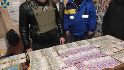 Одеського поліцейського затримали на хабарі у 8 тисяч гривень Одеського поліцейського затримали на хабарі у 8 тисяч гривень