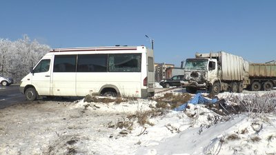 На Франківщині зіткнулися пасажирський мікроавтобус та сміттєвоз. Є загиблі