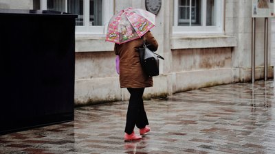 В Україну прийдуть дощі та похолодання. Що з погодою у суботу