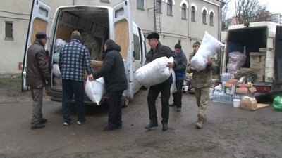Понад три тонни продуктів, одягу, медикаментів відправили тернопільські волонтери бійцям на Схід