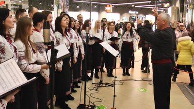 У Хмельницькому муніципальний хор співав колядки та щедрівки в торговому центрі, аби зібрати гроші для лікування Софійки Коваль. У Хмельницькому муніципальний хор співав колядки та щедрівки в торговому центрі, аби зібрати гроші для лікування Софійки Коваль.