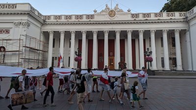 У центрі Одеси люди вийшли на акцію "День єднання білорусів"
