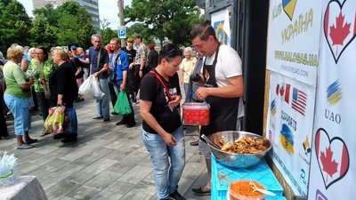 Барбекю з овочами: волонтери влаштовують благодійні сніданки для миколаївців Барбекю з овочами: волонтери влаштовують благодійні сніданки для миколаївців