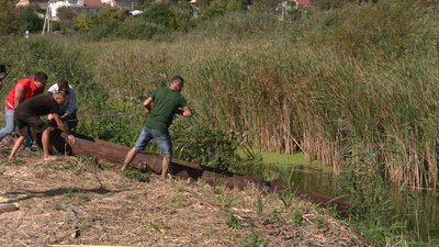 На рівненському водосховищі зробили копію прадавньої довбанки Уборть