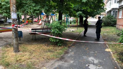 У Києві невідомий відкрив стрілянину на вулиці, поранено чоловіка
