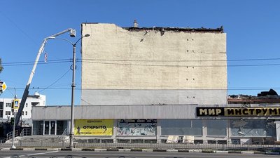 У Харкові частково демонтують аварійний будинок У Харкові частково демонтують аварійний будинок