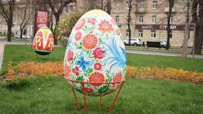 Черкаси прикрашають до Великодніх свят Черкаси прикрашають до Великодніх свят