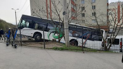 Автобус в'їхав у припарковані автомобілі