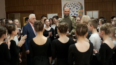 Вихованці вінницького центру "Барвінок" передали захисникам понад 300 тисяч гривень Вихованці вінницького центру "Барвінок" передали захисникам понад 300 тисяч гривень
