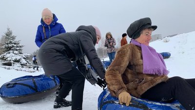 Для тернопільських пенсіонерок організували катання на сноутюбах Для тернопільських пенсіонерок організували катання на сноутюбах