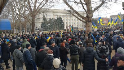 Тисячі херсонців вийшли на мітинг проти окупантів Тисячі херсонців вийшли на мітинг проти окупантів