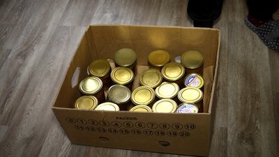140 банок за чотири дні: житомирянка Олена Козак готує та передає військовим тушкованку 140 банок за чотири дні: житомирянка Олена Козак готує та передає військовим тушкованку