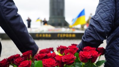 В День пам'яті та примирення у Житомирі поклали квіти до пам'ятних знаків загиблим воїнам В День пам'яті та примирення у Житомирі поклали квіти до пам'ятних знаків загиблим воїнам