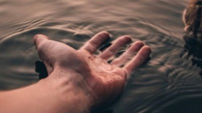 Рука на воді