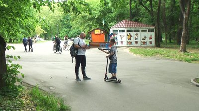 У Вінниці школяр продає саморобні браслети, щоб допомогти ЗСУ