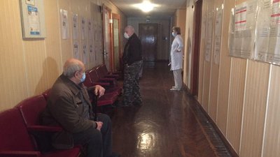 У чорнобильській лікарні Харкова голосують хворі на COVID: відео