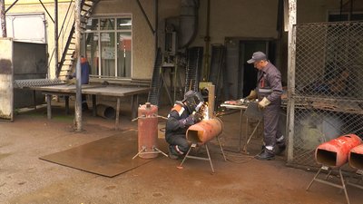 Щоб на фронті було тепло: працівники "Івано-Франківськгазу" виготовляють буржуйки для ЗСУ Щоб на фронті було тепло: працівники "Івано-Франківськгазу" виготовляють буржуйки для ЗСУ