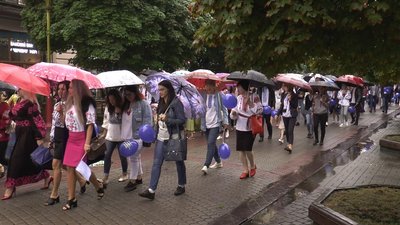 В Івано-Франківську стартувала хода ровесників України В Івано-Франківську стартувала хода ровесників України