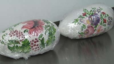 Житомирянка Дарія Твардовська розмальовує шоколадним петриківським розписом писанки з шоколаду Житомирянка Дарія Твардовська розмальовує шоколадним петриківським розписом писанки з шоколаду