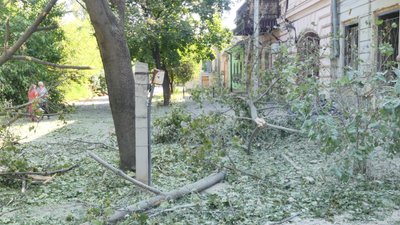 "Я кажу: "Валя, зайдіть, бо стріляють". Очевидці розповіли про наслідки обстрілів Херсона "Я кажу: "Валя, зайдіть, бо стріляють". Очевидці розповіли про наслідки обстрілів Херсона