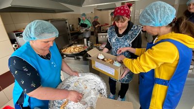 У школі та дитсадку на Рівненщині печуть пасочки для бійців та переселенців