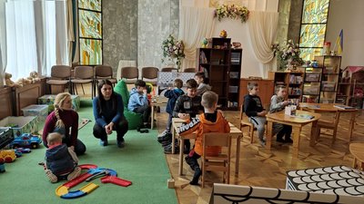 Гімн на сопілці: шестирічний лучанин грає для переселенців Гімн на сопілці: шестирічний лучанин грає для переселенців