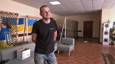 У селі поблизу Луцька волонтери плетуть маскувальні сітки для танкістів У селі поблизу Луцька волонтери плетуть маскувальні сітки для танкістів
