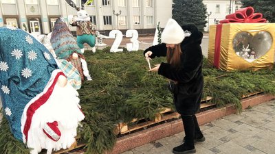 На центральній площі Бердичева на Житомирщині з'явилася різдвяно-новорічна інсталяція, яку створили освітяни На центральній площі Бердичева на Житомирщині з'явилася різдвяно-новорічна інсталяція, яку створили освітяни