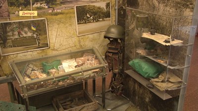 Працівники музею АТО допомагають створити музей російсько-української війни на Донеччині Працівники музею АТО допомагають створити музей російсько-української війни на Донеччині