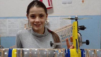 Школярка з Волині на конкурсі сконструювала копію літака Школярка з Волині на конкурсі сконструювала копію літака