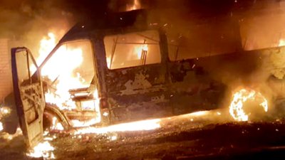 У Миколаєві згоріло маршрутне таксі У Миколаєві згоріло маршрутне таксі