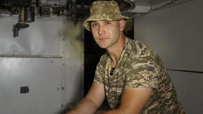 "Передачі перемикалися ломом, в машині — пляшки від горілки". Бійці Чугуївської тероборони відремонтували трофейну МТ-ЛБ "Передачі перемикалися ломом, в машині — пляшки від горілки". Бійці Чугуївської тероборони відремонтували трофейну МТ-ЛБ