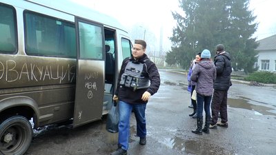 “Бахмут їм ніхто не здасть”. Волонтери евакуюють жителів Бахмута та Часів Яру “Бахмут їм ніхто не здасть”. Волонтери евакуюють жителів Бахмута та Часів Яру