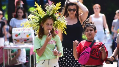 Плетуть вінки та танцюють: у Черкасах почали святкувати Івана Купала Плетуть вінки та танцюють: у Черкасах почали святкувати Івана Купала