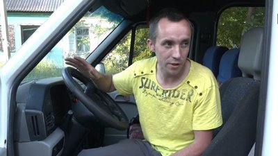 “Я забуваю обличчя і пам’ятаю історії”. Водій евакуаційного автобуса з Дніпра про порятунок людей