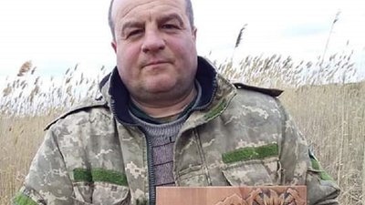 На Прикарпатті ветеран війни виготовляє палети з відходів деревини