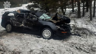 ДТП на Житомирщині – фура виїхала на зустрічну смугу і зіткнулася з легковиком ДТП на Житомирщині – фура виїхала на зустрічну смугу і зіткнулася з легковиком